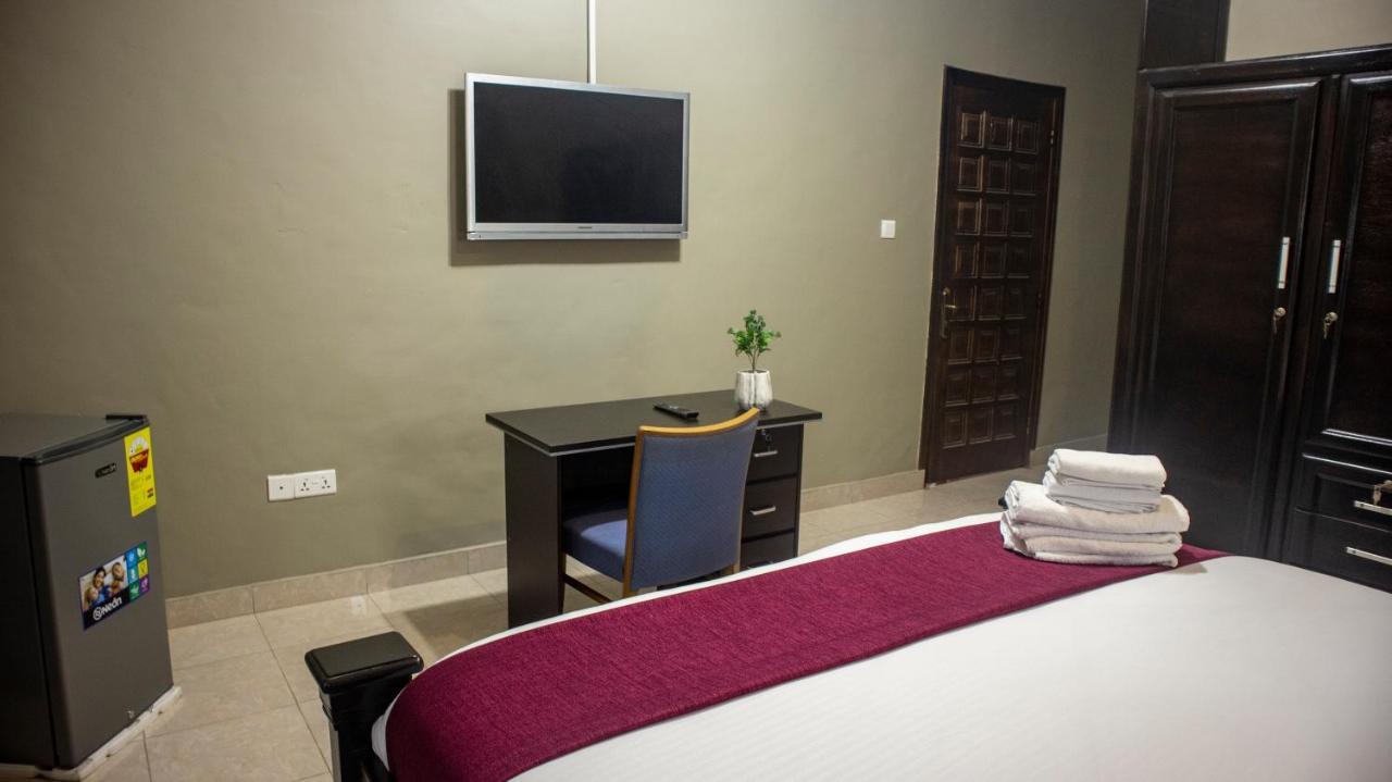 Kislas Luxury Hotel Adenta ภายนอก รูปภาพ