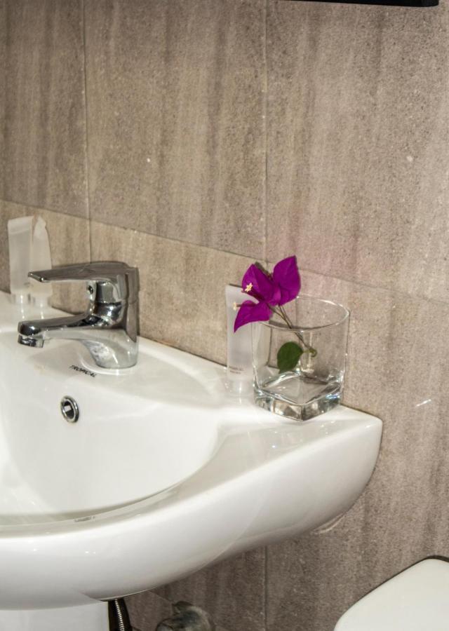 Kislas Luxury Hotel Adenta ภายนอก รูปภาพ